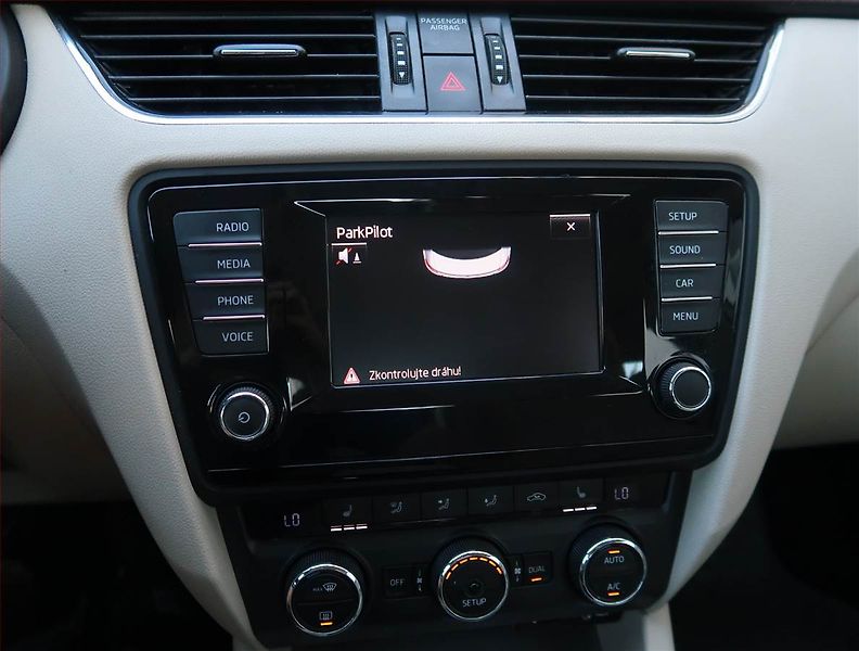 Škoda Octavia (2014) 1.6 TDI, Tempomat - fotka 20 z 21