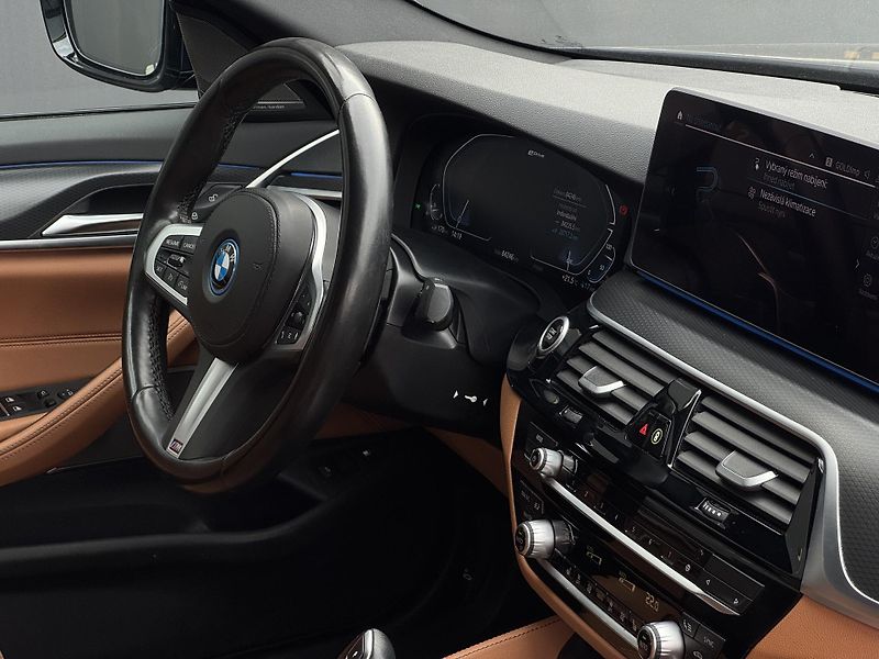 BMW Řada 5 (2022) 545e xDrive M Sport, DPH - fotka 15 z 56
