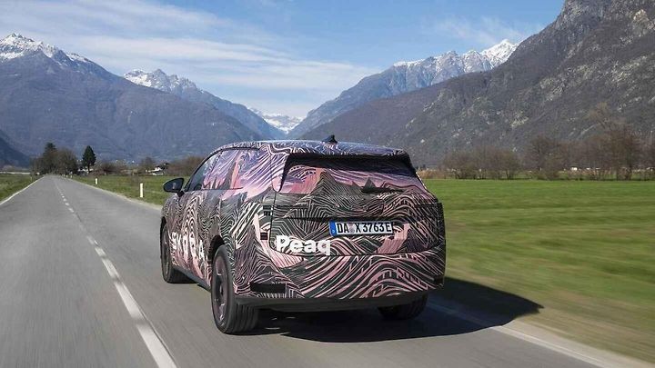 Díky velké baterii má auto dlouhý dojezd.