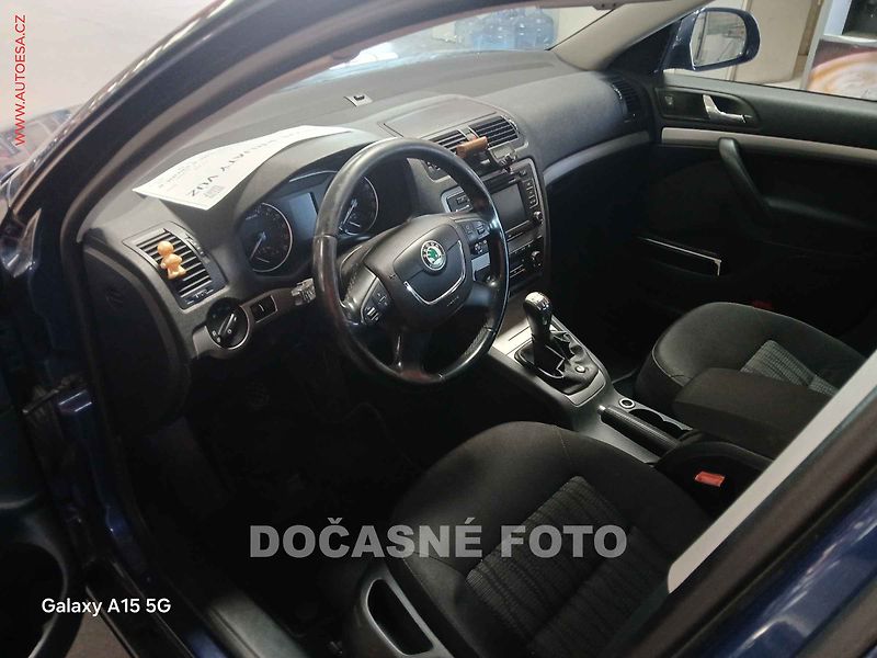 Škoda Octavia (2010) 2.0 TDi, Elegance, xenon - fotka 3 z 3