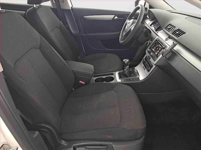 Volkswagen Passat (2011) 2.0 TDI, Navi, Vyhř. sedaček - fotka 9 z 15