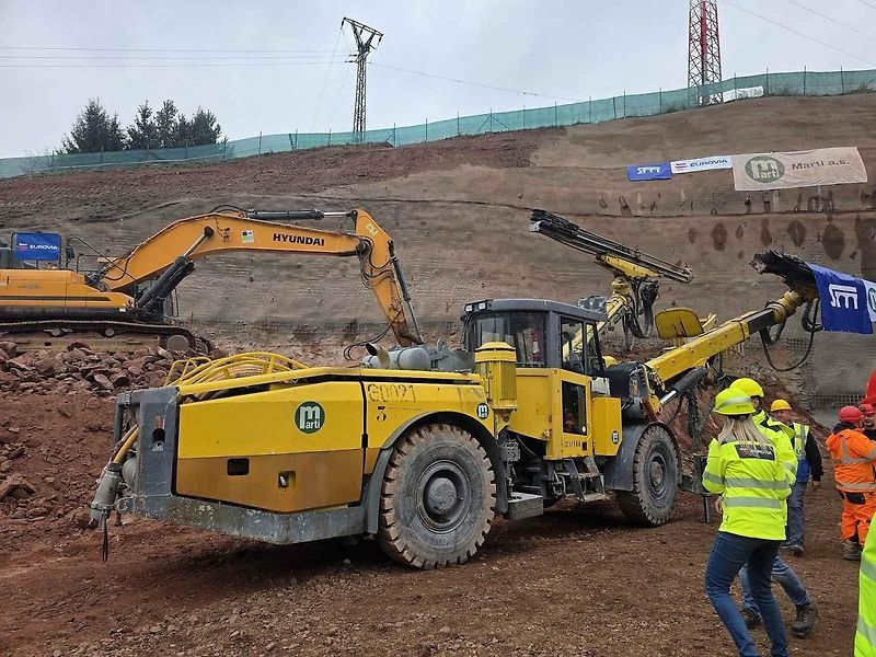 Na portálu Dolní Radechová proběhlo slavnostní požehnání svaté Barbory – patronky horníků, a tím i oficiální zahájení ražby tunelu, který je součástí stavby I/33 Náchod – obchvat.