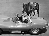 Steve McQueen ve svém voze Jaguar.