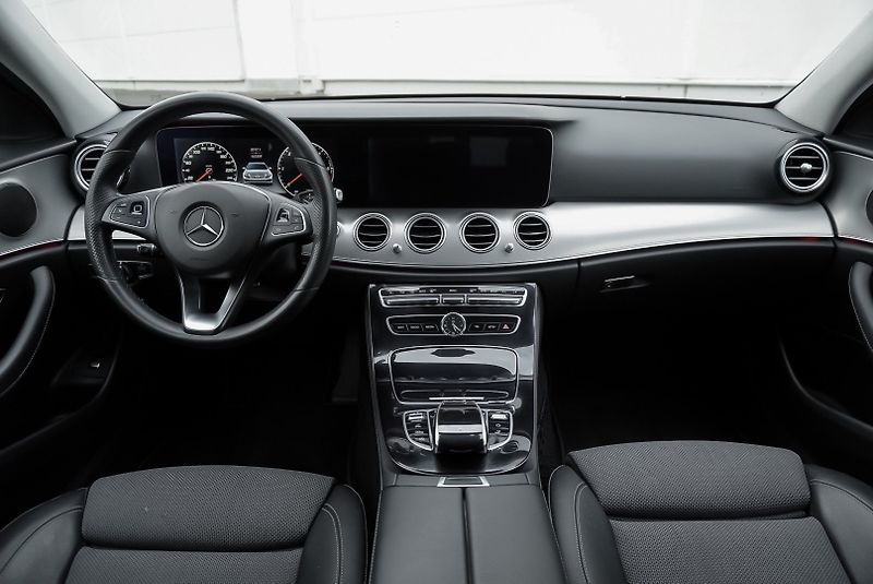 Mercedes-Benz Třídy E E  220 d AMG LINE - fotka 23 z 27