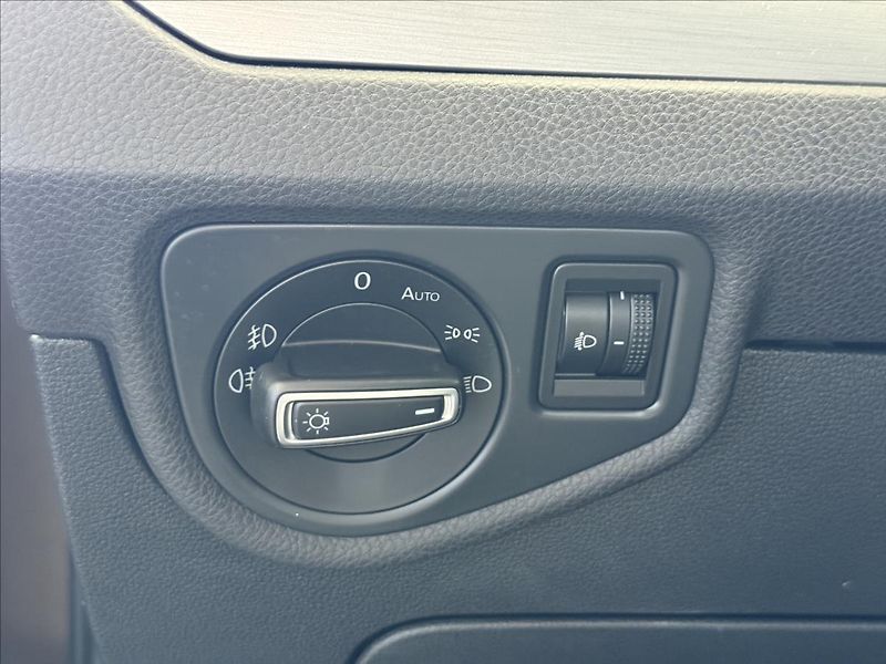 Volkswagen Touran 2,0   TDI 110kW,1.MAJ,7MÍST,TA - fotka 11 z 28