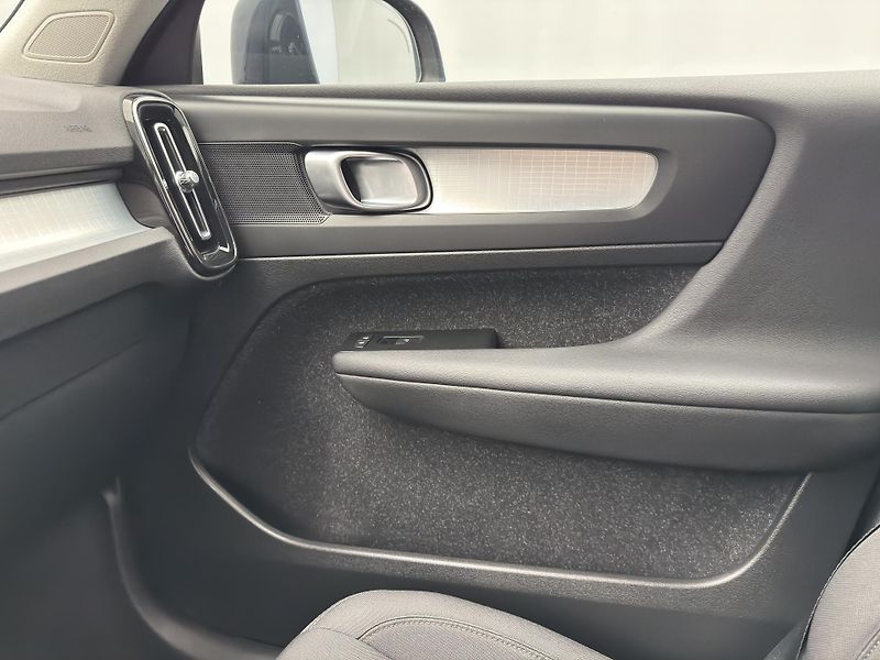 Volvo XC40 T3 MOMENTUM CZ 1.maj - fotka 30 z 47