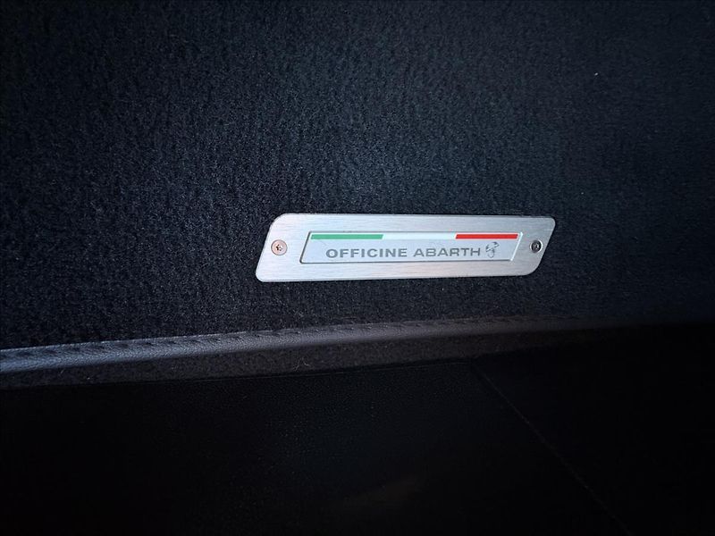 Abarth 595C 1,4 ESSEESSE 132 kW,Xenon,Navi - fotka 25 z 42