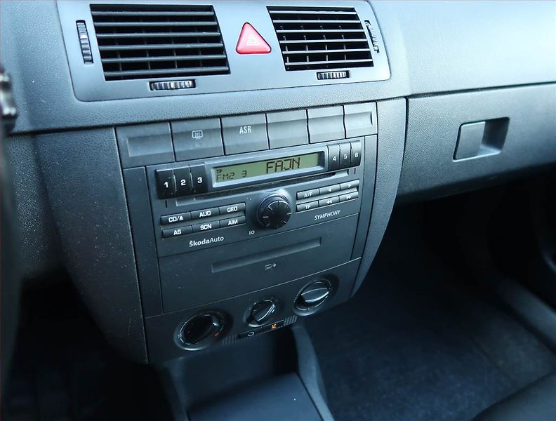 Škoda Fabia (2006) Ambiente 1.4 16V, rezervace - fotka 12 z 16