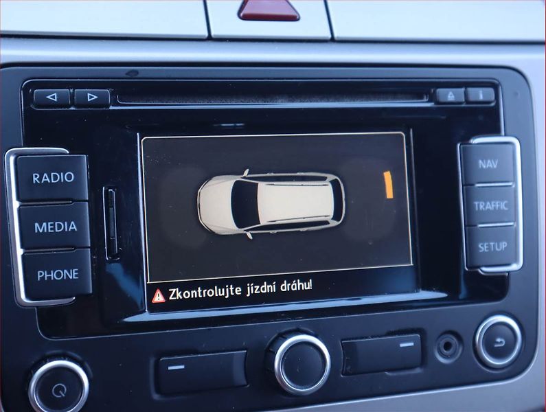 Volkswagen Passat (2010) BlueMotion 1.6 TDI, Navi - fotka 18 z 18