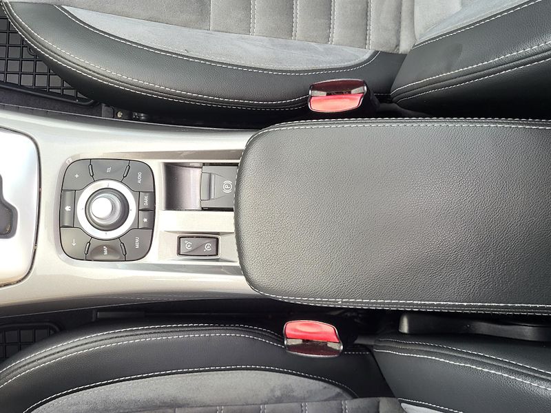 Renault Laguna 2.0dCi 127kW*4CONTROL*PANORAMA - fotka 23 z 50
