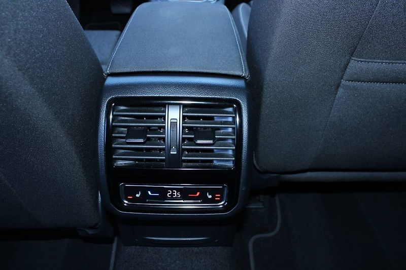 Volkswagen Passat (2022) 1.5 TSI 110kW DSG Head UP disp - fotka 33 z 35