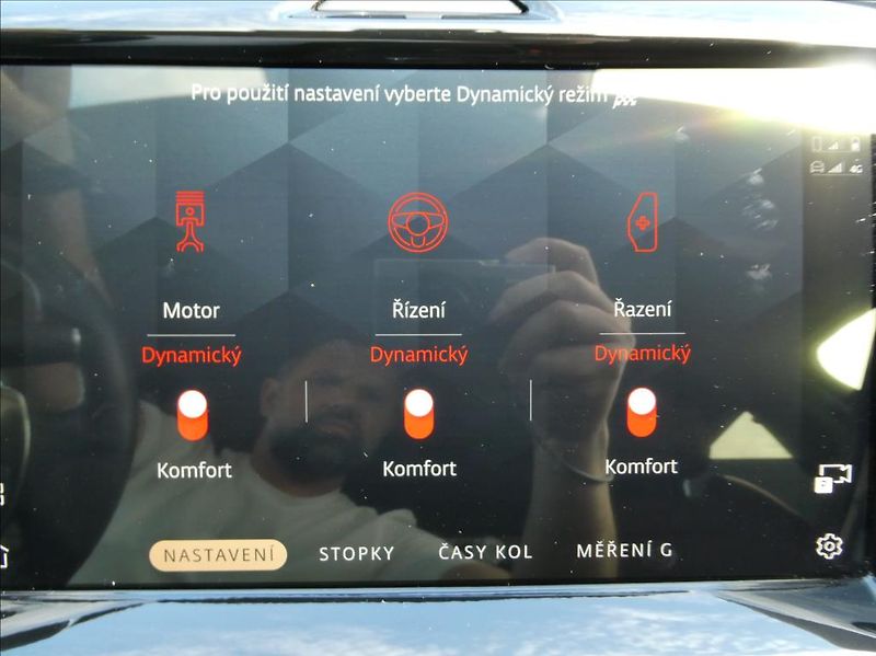 Jaguar E-Pace 2,0 D165,R-Dyn SE,1.maj,ČR,zár - fotka 31 z 38