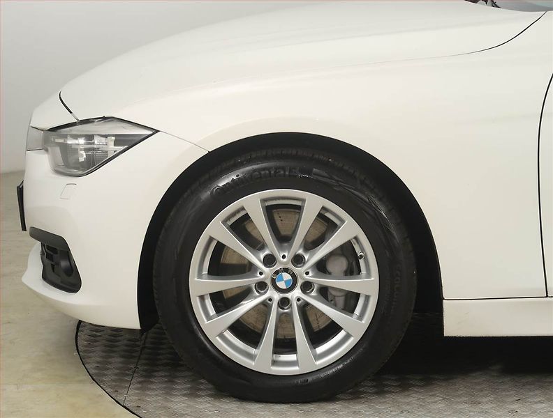 BMW Řada 3 (2018) 340 i xDrive, 4X4, Automat - fotka 15 z 22