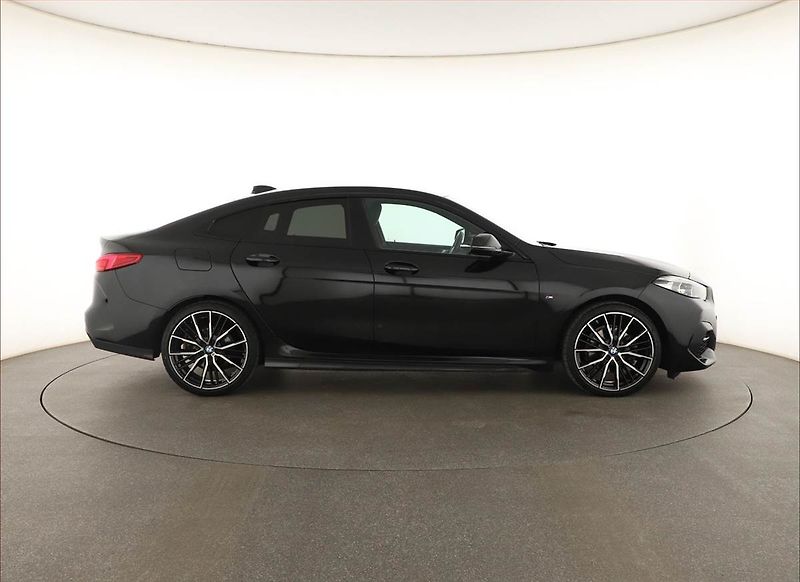 BMW Řada 2 (2021) M Paket 218i Gran Coupé - fotka 6 z 19