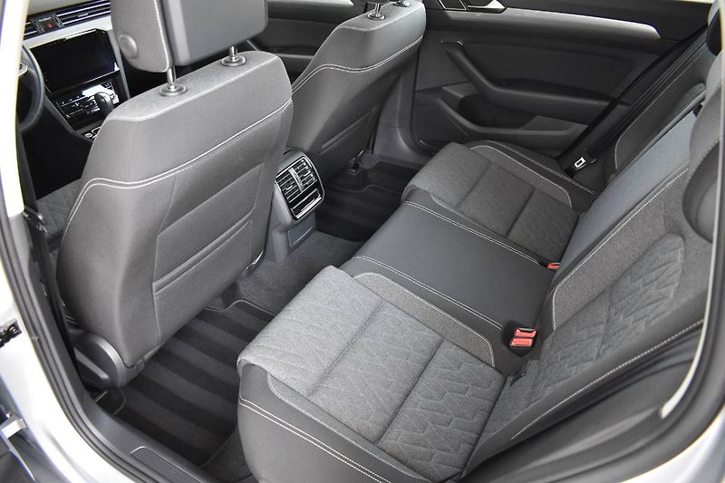 Volkswagen Passat Variant (2023) 2.0TDI 110kW DSG, LED, tažné - fotka 14 z 23