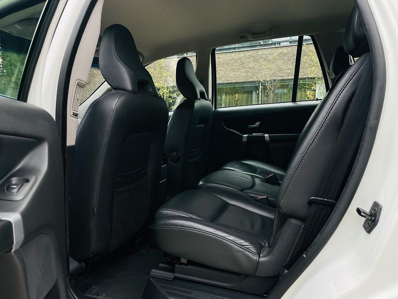 Volvo XC90 2.4D5 4x4 AUT VÝHŘEV SENZORY - fotka 30 z 40