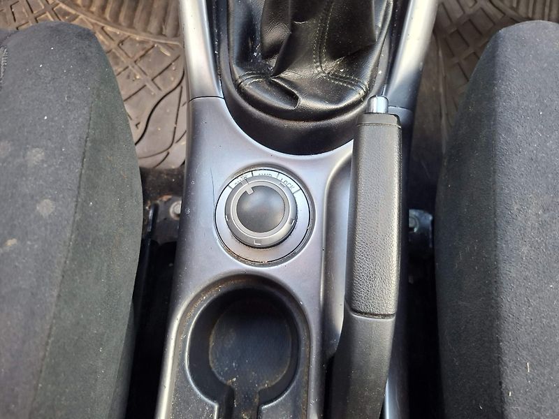 Mitsubishi Outlander (2008) 2.0 DI D 4X4 TZ - fotka 14 z 14