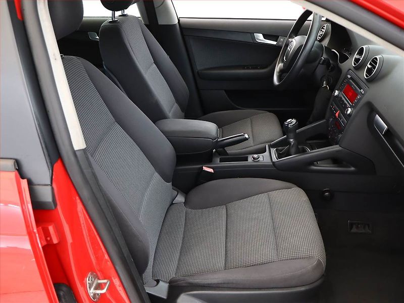 Audi A3 (2007) 1.6, po STK, oblíbený vůz - fotka 7 z 13