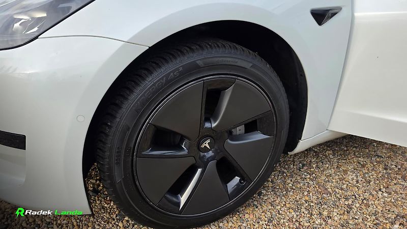 Tesla Model 3 (2021) Standard Range+, LFP, Tažné - fotka 10 z 12