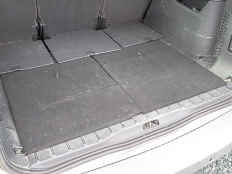 Citroën Grand C4 Picasso (2008) ČR 1.6HDI 80KW – 7SEDADEL - fotka 32 z 41