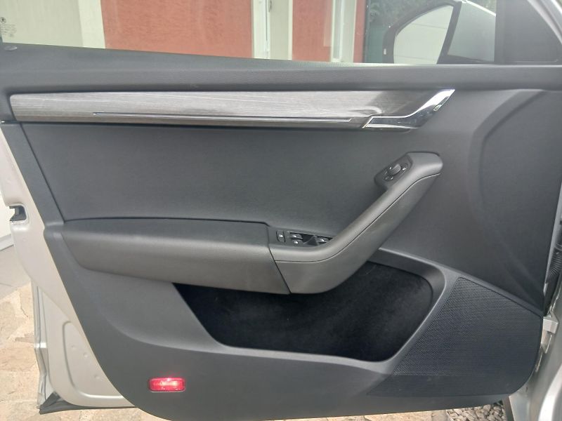 Škoda Octavia 2.0 TDi SCOUT 1.MAJ ČR - fotka 8 z 38