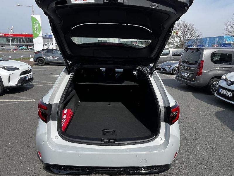 Toyota Corolla TS 2.0 Hybrid GR Sport - fotka 6 z 30
