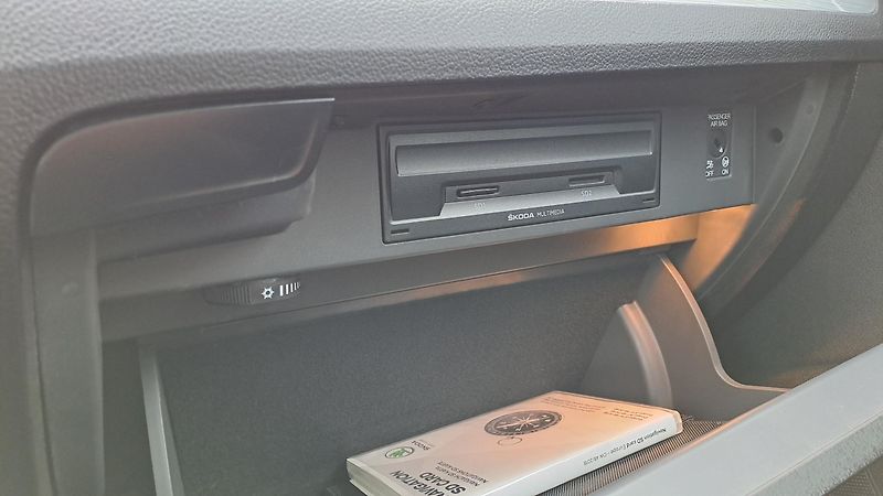 Škoda Superb 1.6 CRTDI DSG Comfort+Panorama - fotka 30 z 32
