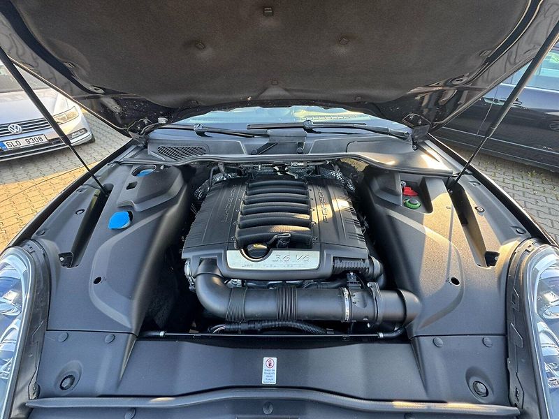 Porsche Cayenne (2017) PLATINUM 4X4 3,6i 220 KW DPH - fotka 49 z 50