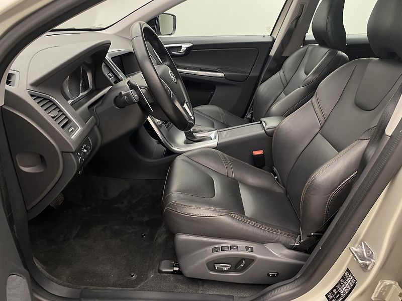 Volvo XC60 D4 AWD SUMMUM AUT  - fotka 3 z 42