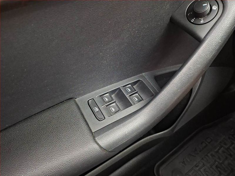 Škoda Octavia (2014) 1.8 TSI, Automat, Navi, Xenony - fotka 18 z 19