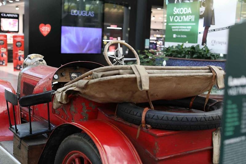 Desítkami historických aut značky Škoda se lze od čtvrtka kochat v obchodním centru Olympia v Brně. K vidění je třiadvacet aut, pět motocyklů a jízdní kolo.
