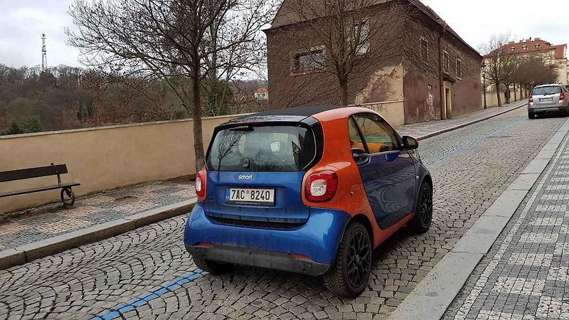 S elektrickým Smartem můžete za stovku zaparkovat i v centru Prahy. Jinde je ale tahle výhoda k ničemu.