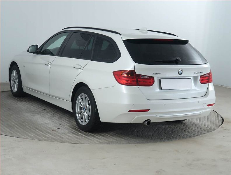 BMW Řada 3 (2014) 320 d xDrive, 4X4, Automat - fotka 4 z 13