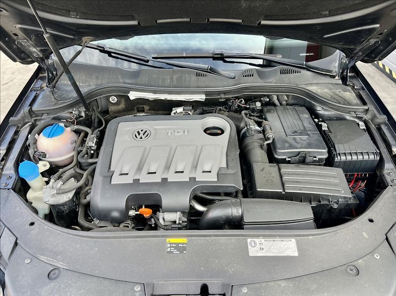 Volkswagen Passat 2,0 TDi DSG HIGHLINE / NAVI - fotka 40 z 42