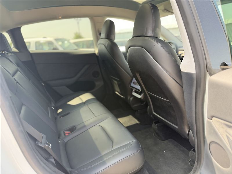 Tesla Model Y 0,0 220kW NOVÉ V ČR DPH 38tKm - fotka 28 z 34