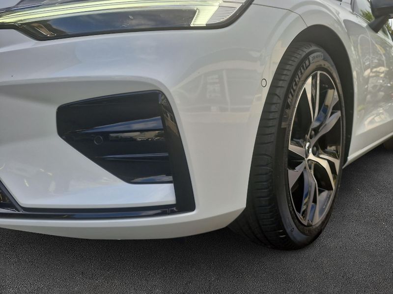 Volvo V60 B4 Plus Dark - fotka 6 z 19