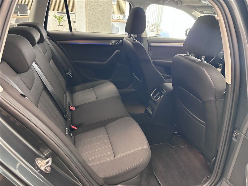 Škoda Octavia TDI ELEGANCE - fotka 21 z 26