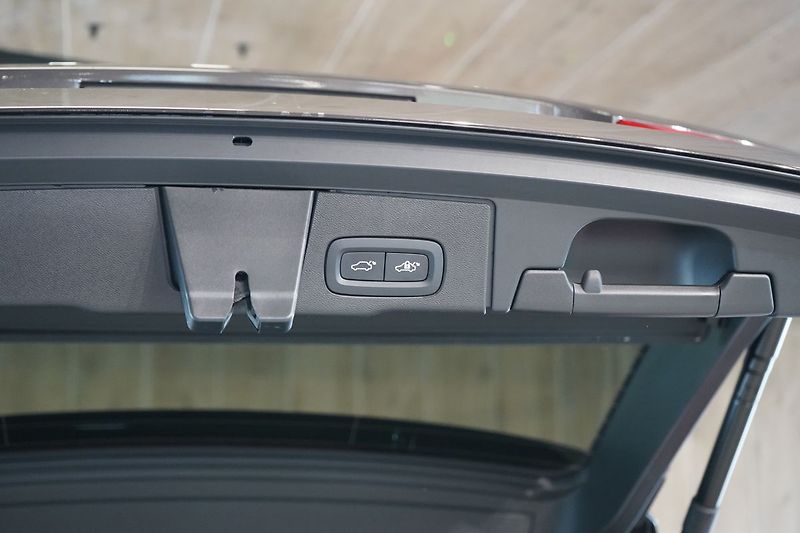Volvo XC60 B5 AWD Plus Dark, Ventilace - fotka 15 z 46