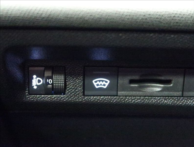 Peugeot 308 1,2 PT ALLURE NAVI KAMERA ČR - fotka 19 z 47
