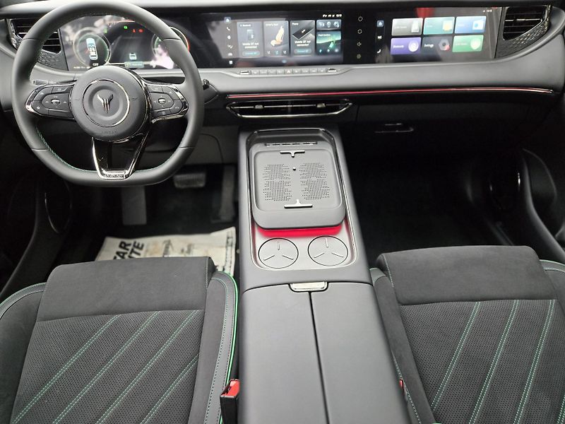 Voyah FREE 318 REV (2025) REV 318 AWD Hybrid - fotka 14 z 17