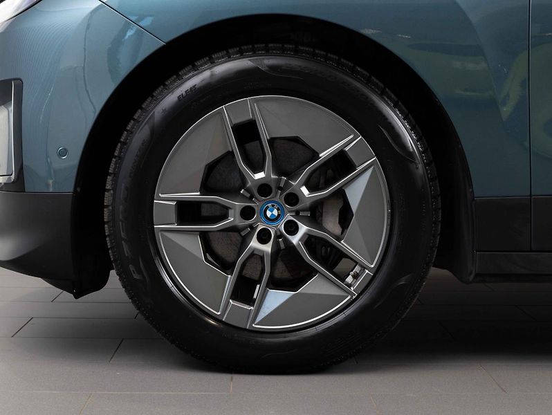 BMW iX xDrive50 - fotka 6 z 22