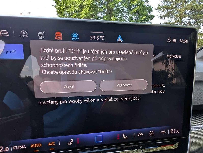 Auto má rádo klikaté silničky.