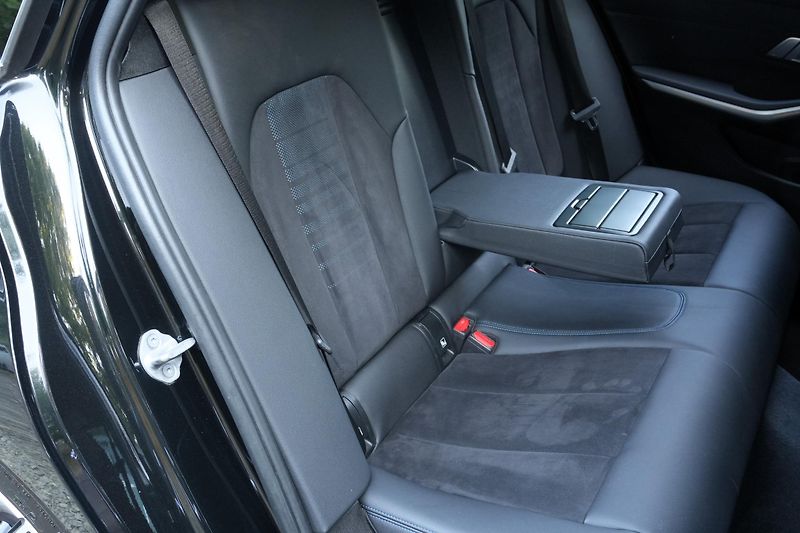 BMW Řada 3 330d xDrive, Tažné, Kamera - fotka 35 z 37