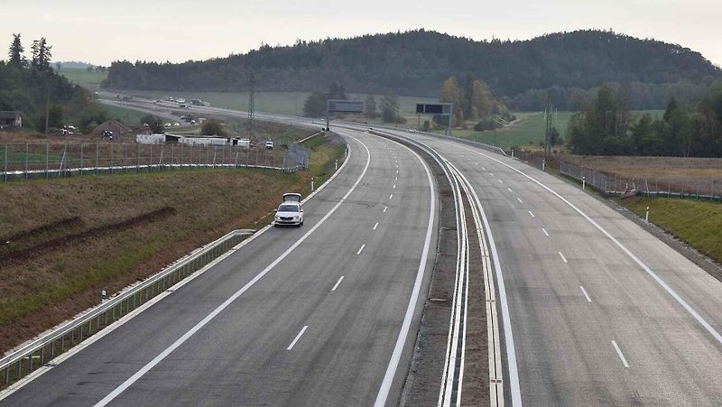 Nový úsek dálnice D6 poblíž Lubence.