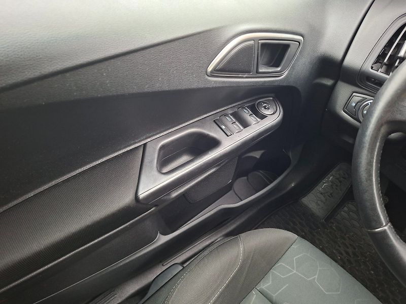 Ford B-MAX (2014) 1.0i 74kW E-BOOST - fotka 12 z 25