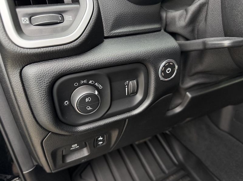 Dodge RAM (2021) +HEMI+LPG+OFFROAD PAKET+ - fotka 17 z 24