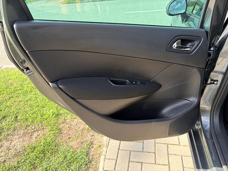 Peugeot 308 SW 1.6i PANORAMA LPG - fotka 20 z 27