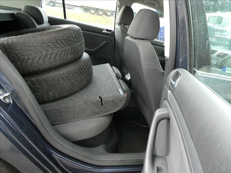 Volkswagen Golf 1,4 i16V serviska,ČR,2.majitel - fotka 26 z 49