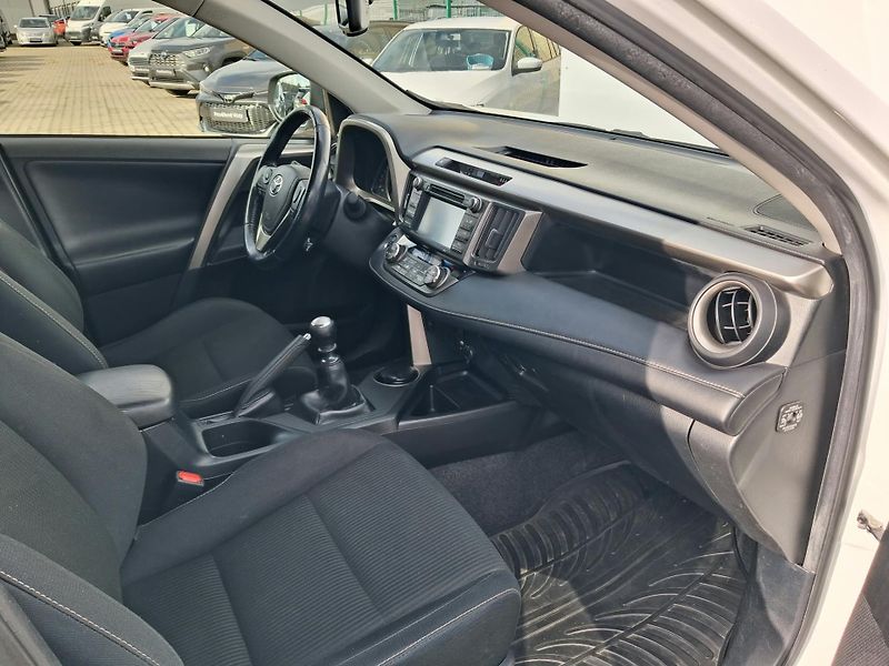 Toyota RAV4 2.2 D-4D Active 4x4 - fotka 18 z 24