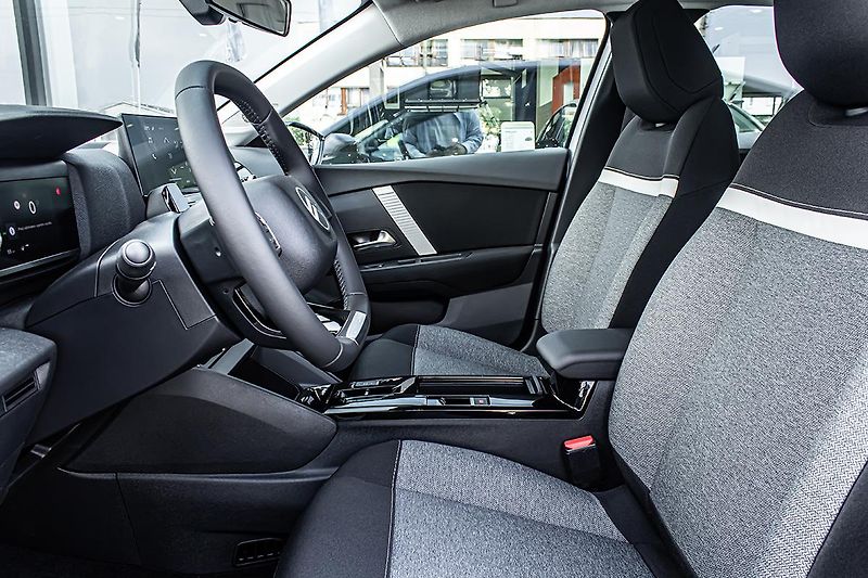 Citroën C4 (2026) 1,2 YOU Hybrid 110k Automat - fotka 10 z 17